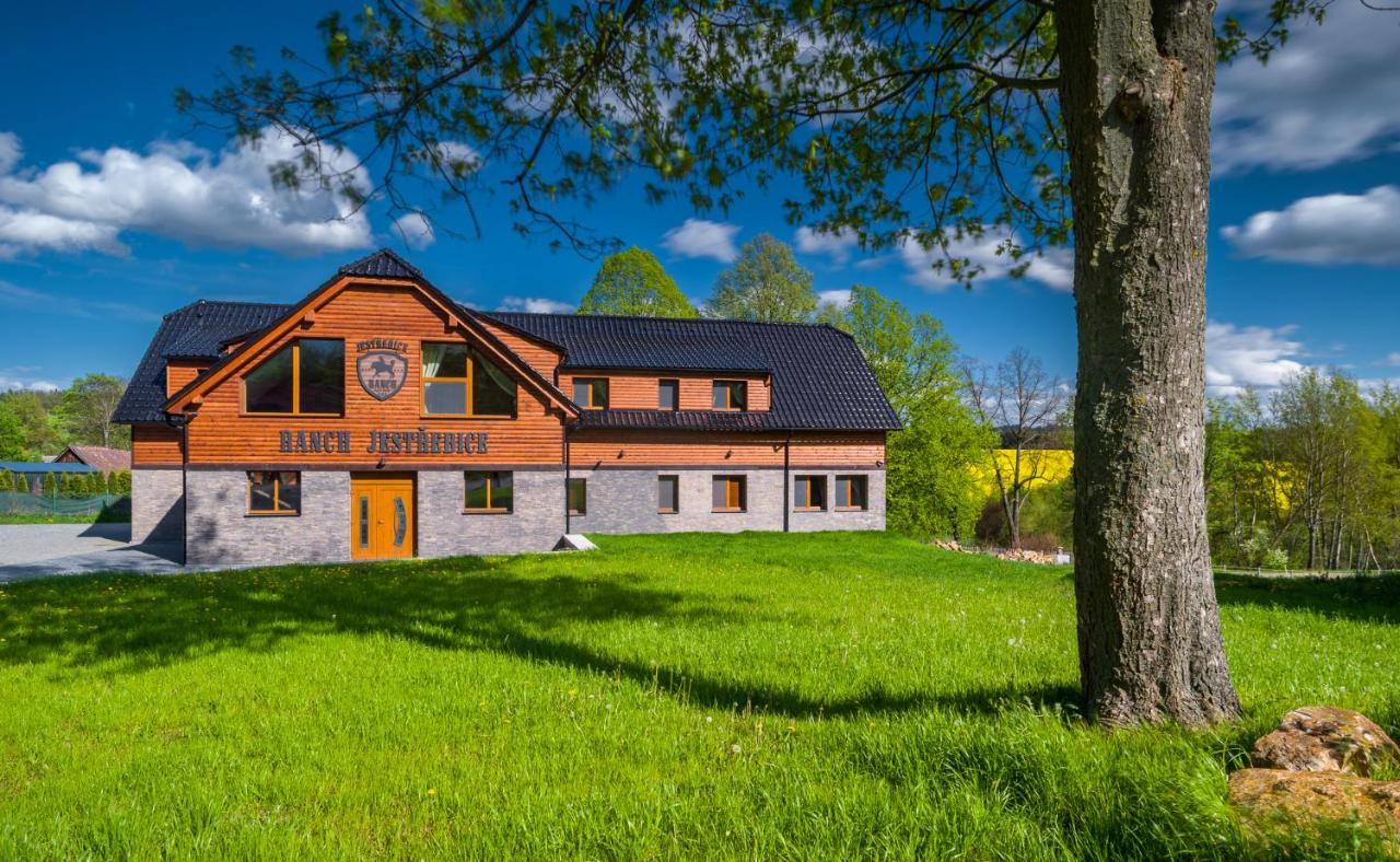 ホテル Ranch Jestrebice Hermanicky エクステリア 写真